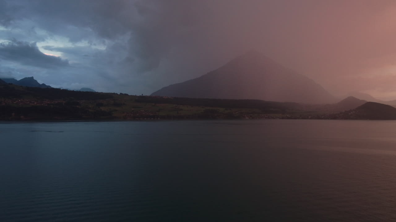 мистический красный закат над озером тун в швейцарии