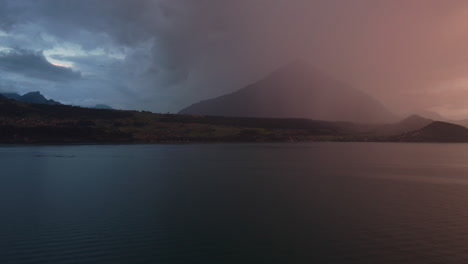 puesta de sol roja mística sobre el lago thun en suiza