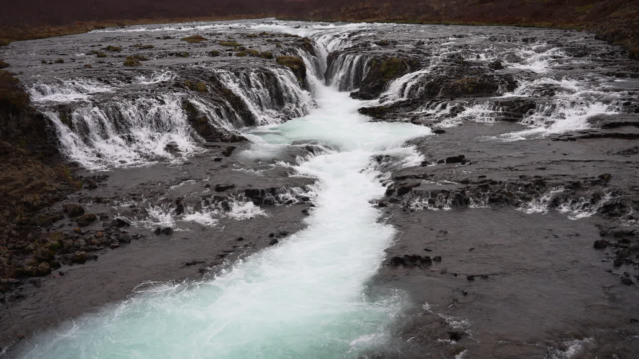 paisaje de las cascadas rocosas de bruarfoss en islandia, toma estática