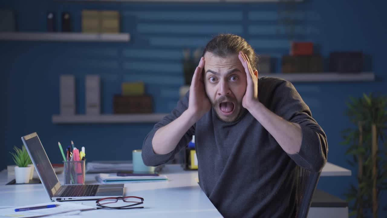 un hombre de negocios frustrado en gran shock.