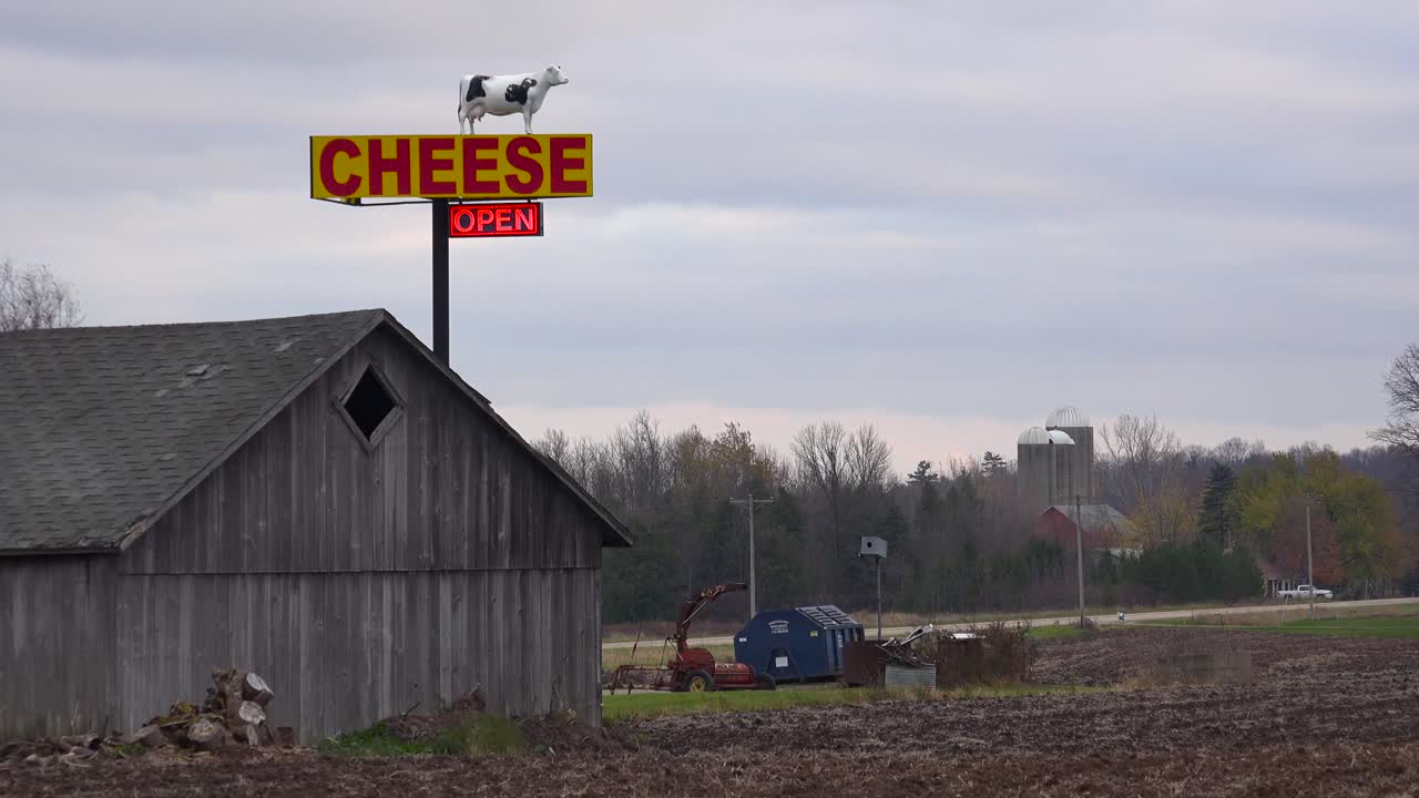 una toma de establecimiento de una tienda de queso rural en wisconsin