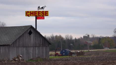 una toma de establecimiento de una tienda de queso rural en wisconsin