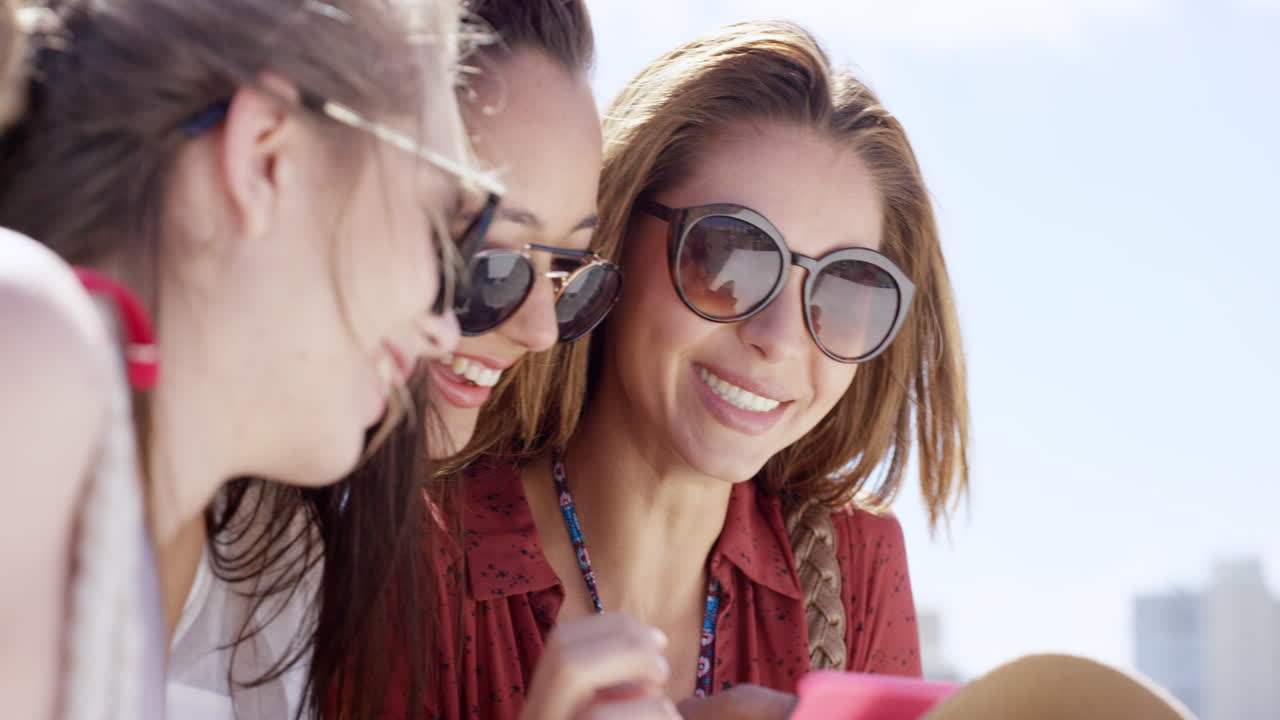 ⁇ 드폰을 사용하는 십대 소녀들이 소셜 미디어에서 여름 휴가 사진을 공유합니다.