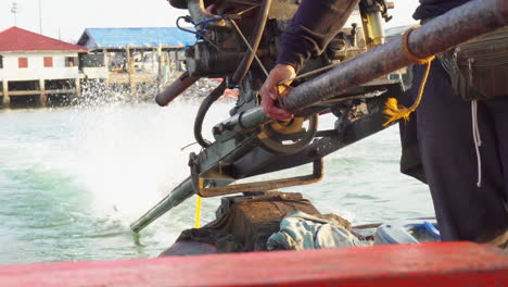 Vista-De-Mano-De-Un-Motor-De-Bote-De-Cola-Larga-Visto-Desde-El-Bote