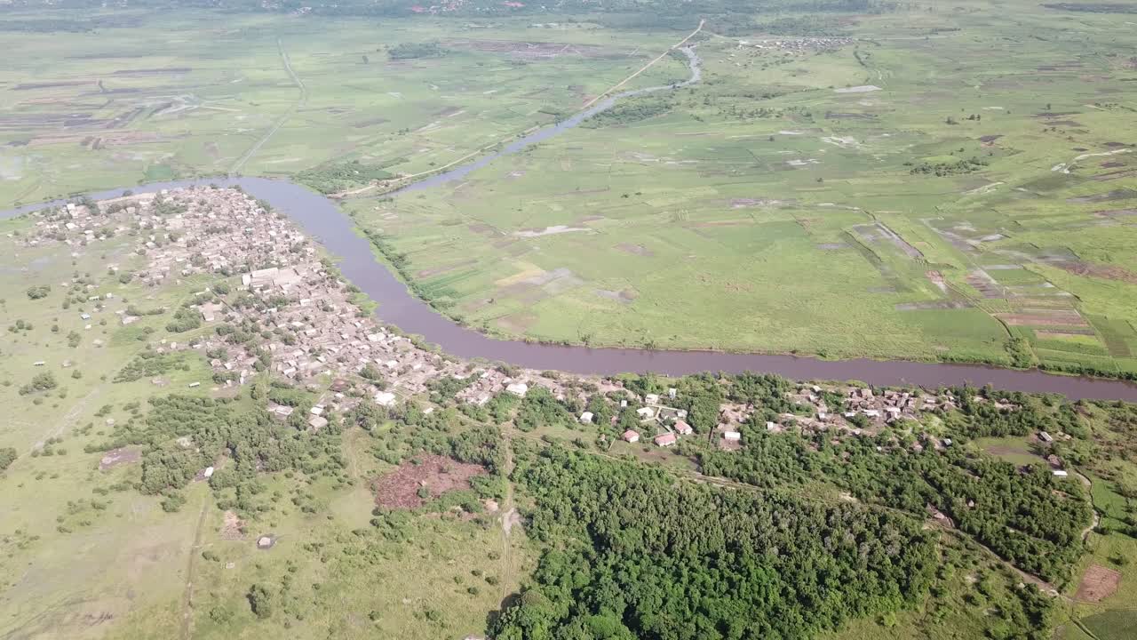 wjde tiro de la aldea y las tierras de cultivo en el fondo a lo largo del río oueme
