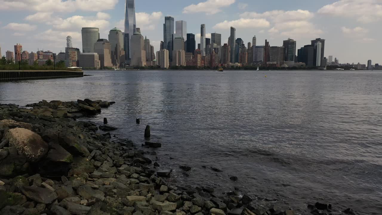 바위 가 있는 해안 에서 낮은 각도 에서 찍은 사진