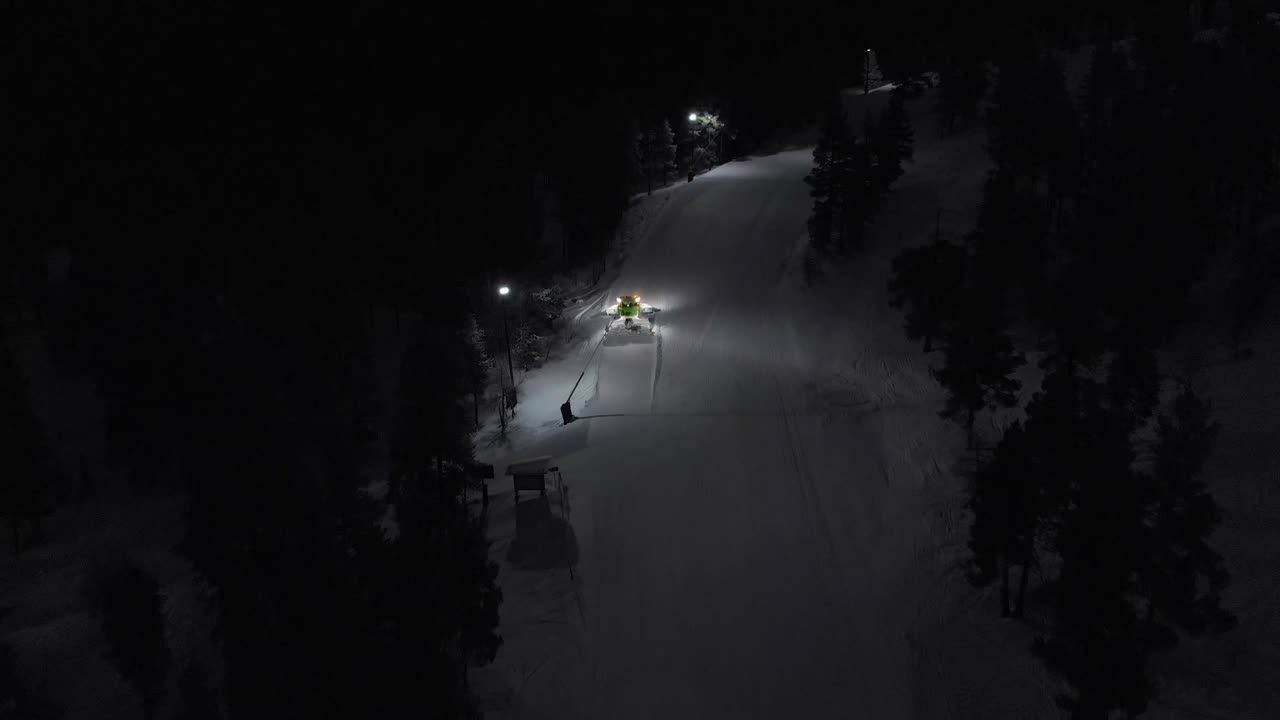 어둠 속에서 늦은 저녁 동안 스웨덴 idre에서 일하는 제설기의 공중-5