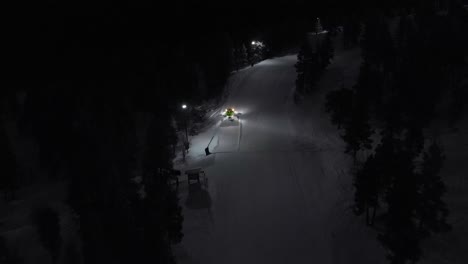 Antenne-Der-Schneemaschine-Bei-Der-Arbeit-In-Idre,-Schweden-An-Einem-Späten-Abend-Im-Dunkeln-5