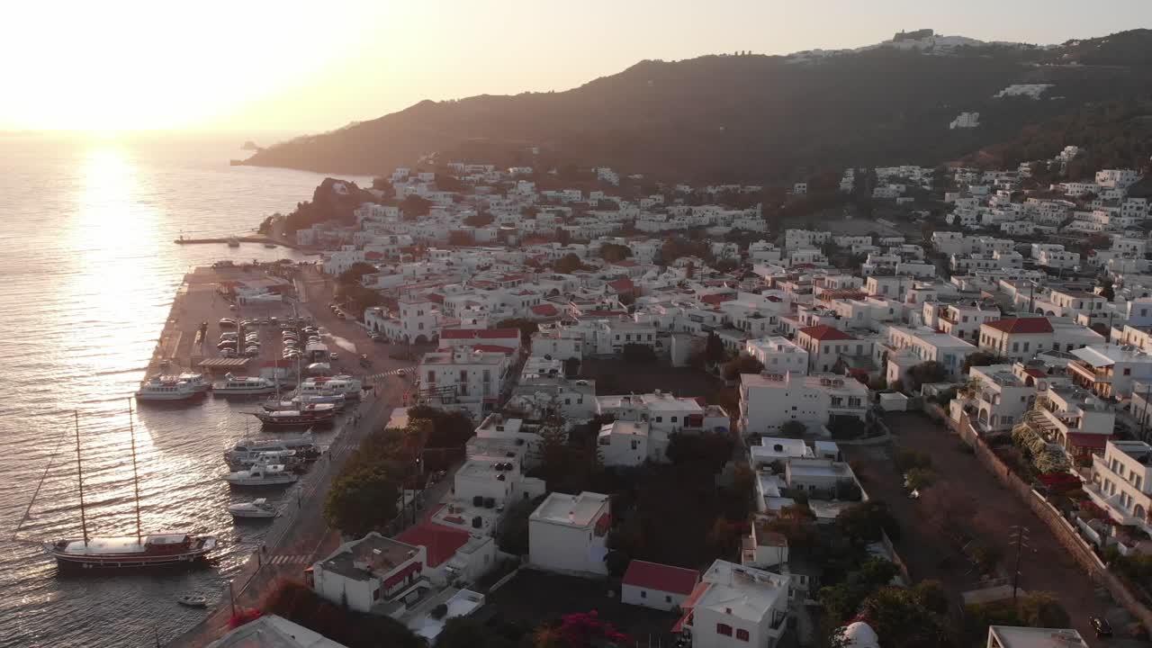 drones volando sobre las islas griegas grecia casas de viaje airbnb