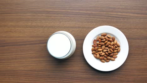 leche de almendras y almendras