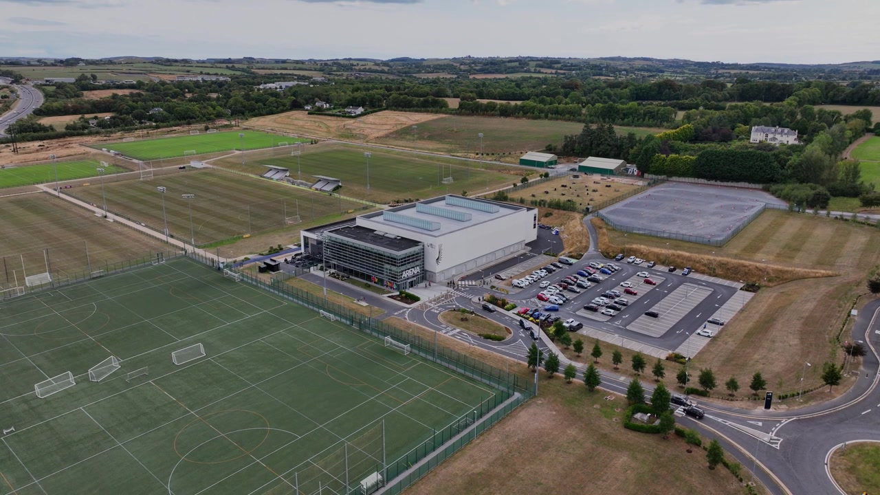 Naturskønne luftoptagelser af SETU Arena Waterford set ovenfra, der viser det moderne sportskompleks mod det irske landskab