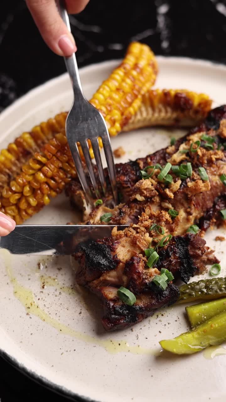 costillas de cerdo a la parrilla con maíz y verduras en vinagre