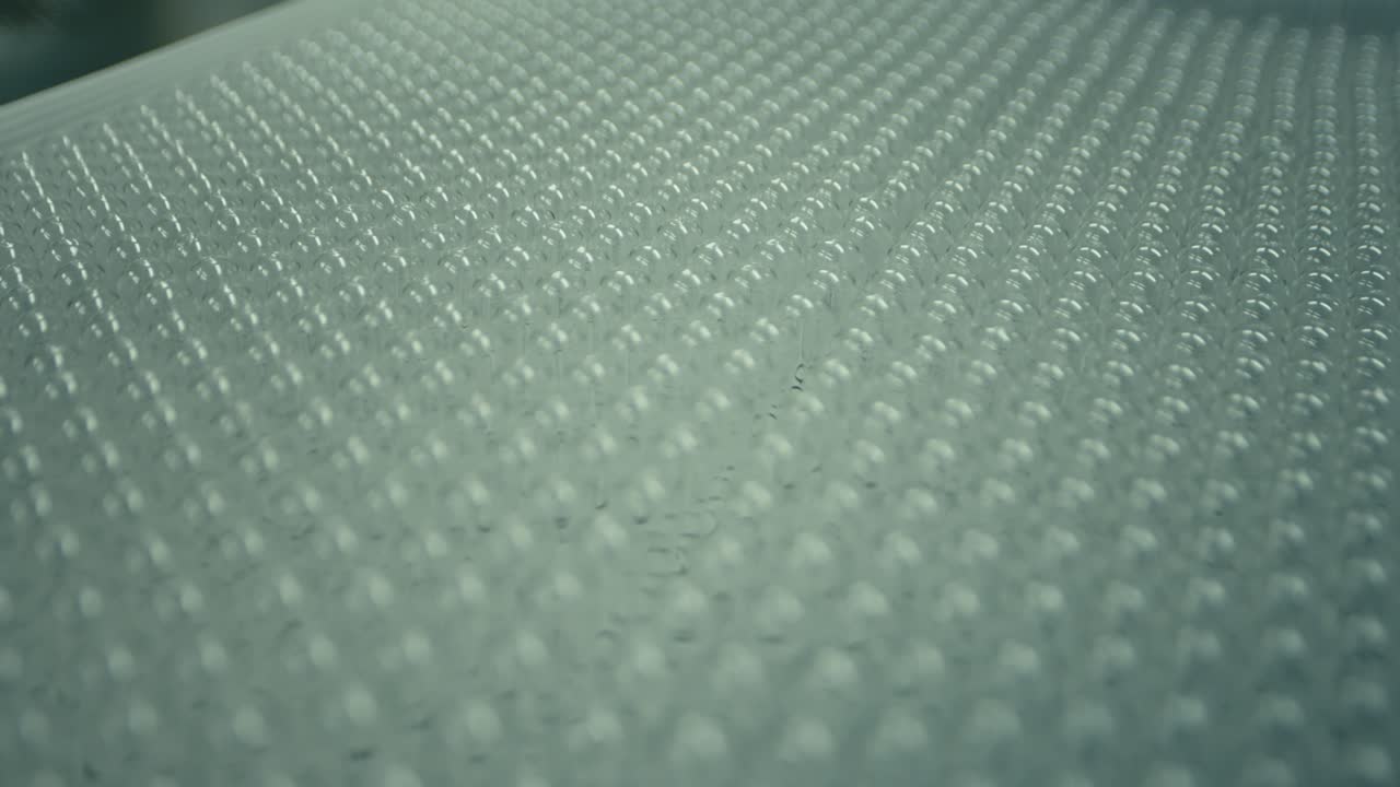 fotografía de primer plano de un montón de ampollas guardadas en una bandeja en un laboratorio