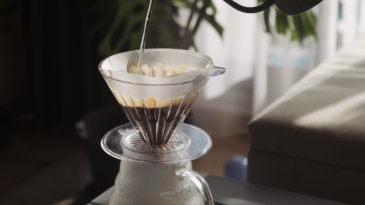 아침 커피 준비: 유리 v60 드리퍼에 은 콩 위에 물을 부어, 가정 인테리어, 쾌적한 방