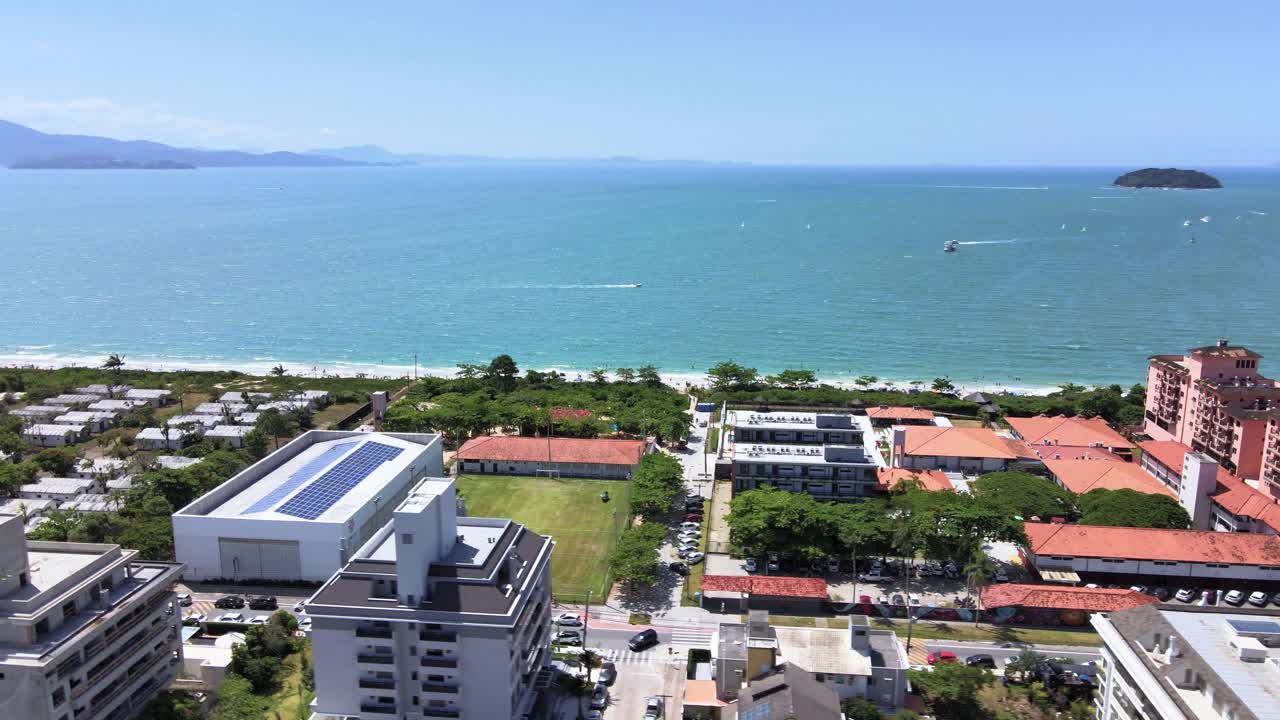 escena aérea de vuelo bajo de drones sobre complejo de edificios de lujo frente al mar en jurere internacional florianópolis santa catarina