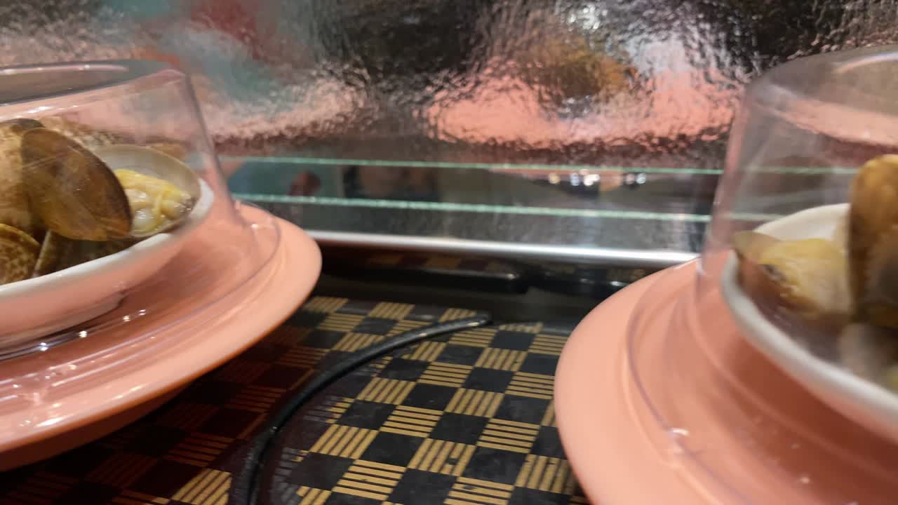 시 고 라운드 (영어: shushi go round) 는 아시아에서 흔히 볼 수 있는 패스트푸드의 유명한 형태이다.