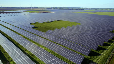 Vuelo-Hacia-Atrás-De-Un-Dron-Sobre-Una-Granja-Fotovoltaica-Con-Unidades-Que-Producen-Energía-Verde-Al-Aire-Libre