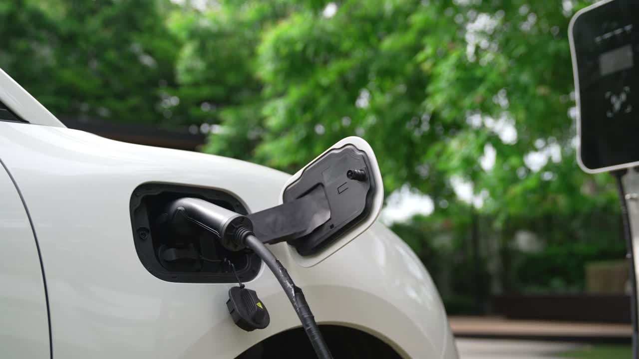 Şarj istasyonunda elektrikli otomobilin yakın çekim, ilerici konsepti