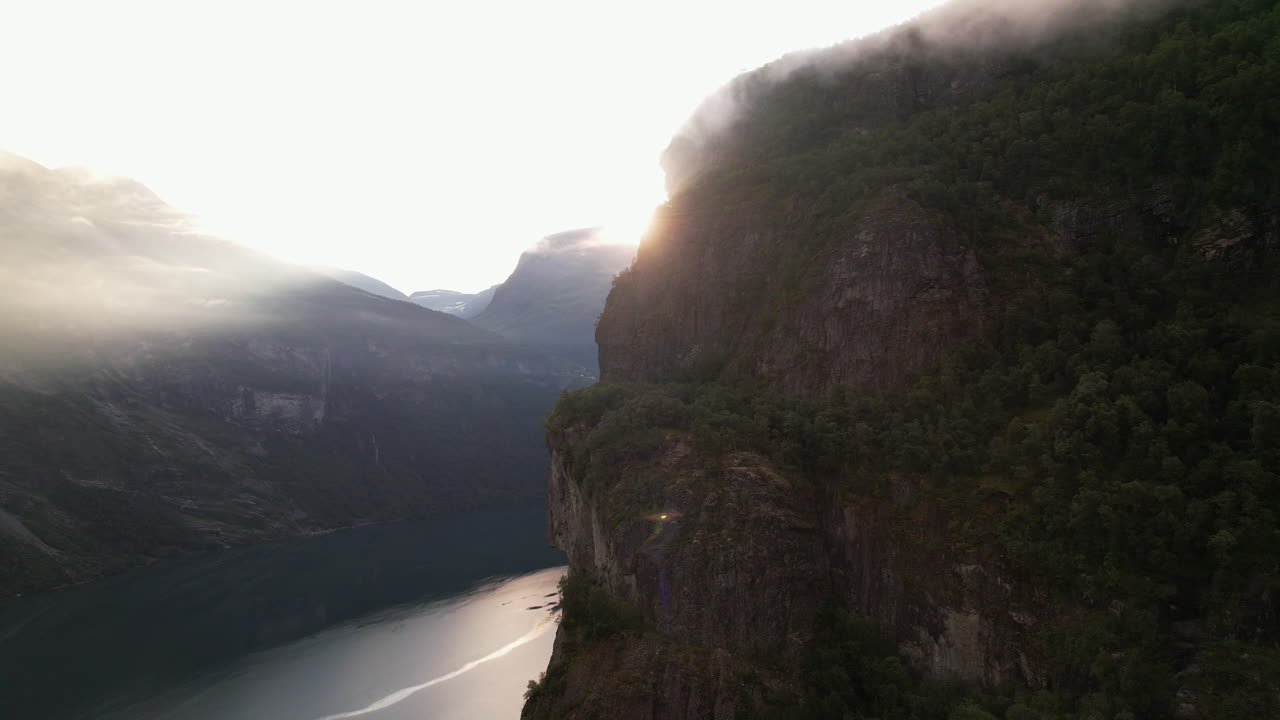 vista aérea de la escarpada ladera de la montaña a lo largo del fiordo de geiranger al amanecer en noruega