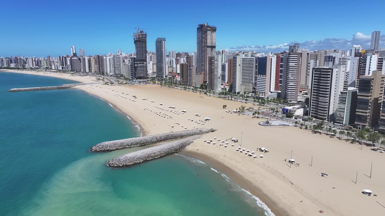 Spiaggia di Beira Mar a Fortaleza, Ceará, Brasile. Paesaggio costiero. Quartiere del centro. Grattacieli panoramici. Spiaggia di Beira Mar a Fortaleza, Ceará, Brasile. Skyline mozzafiato. Brasile nord-orientale.