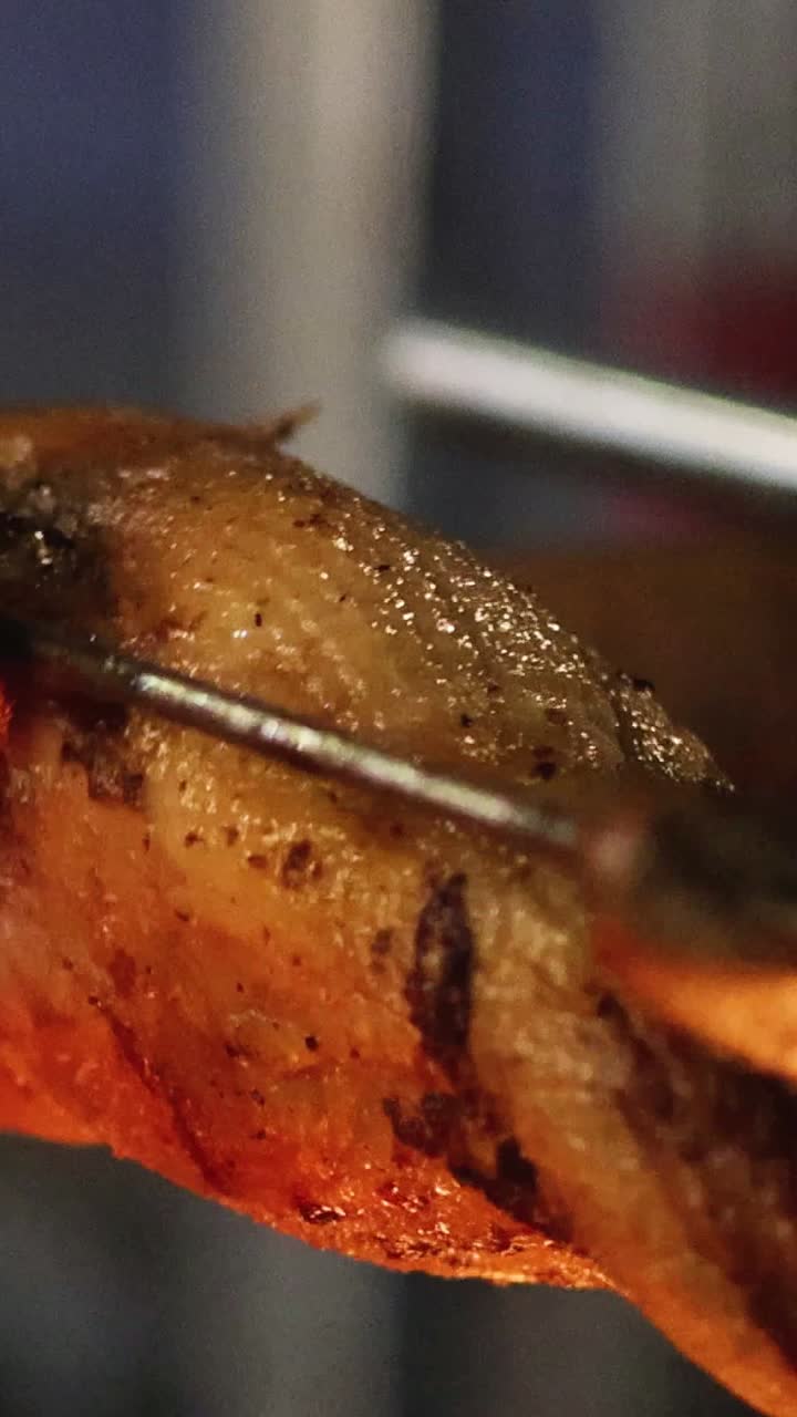 patos girando lentamente sobre intensas llamas abiertas