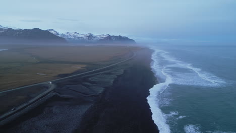 Drohnenaufnahme-Des-Nordischen-Schwarzen-Sandstrandes