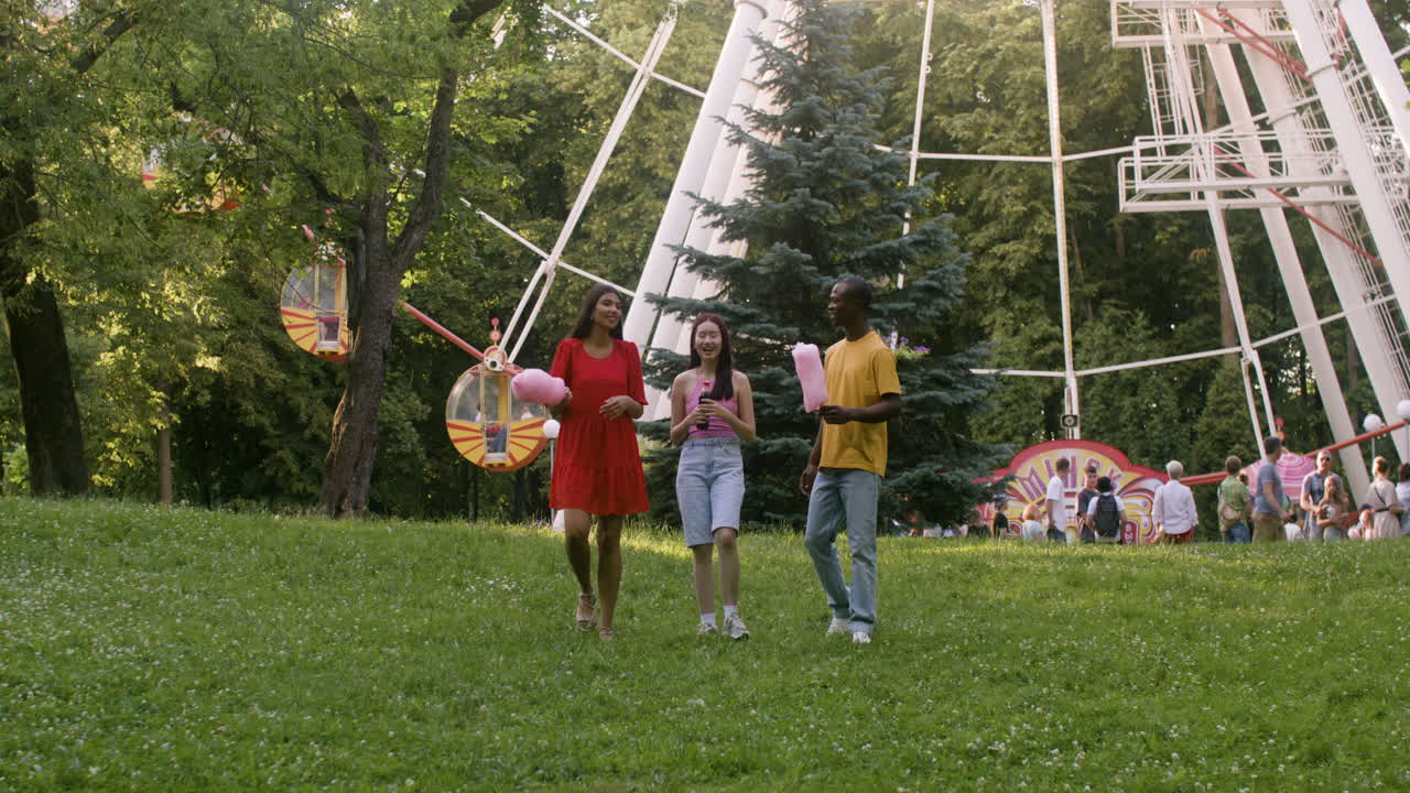 세 명의 친구들이 이야기하고 있습니다.