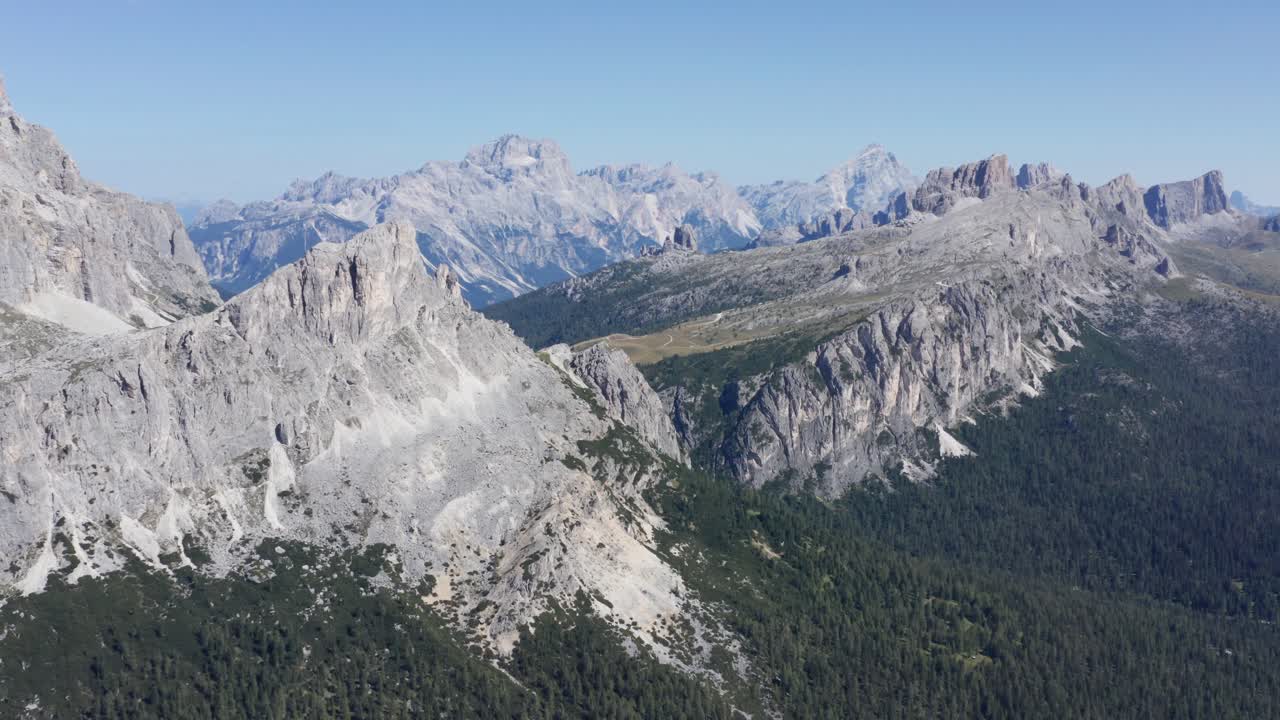 toma aérea panorámica de las montañas sass de stria y cinque torri en dolomitas