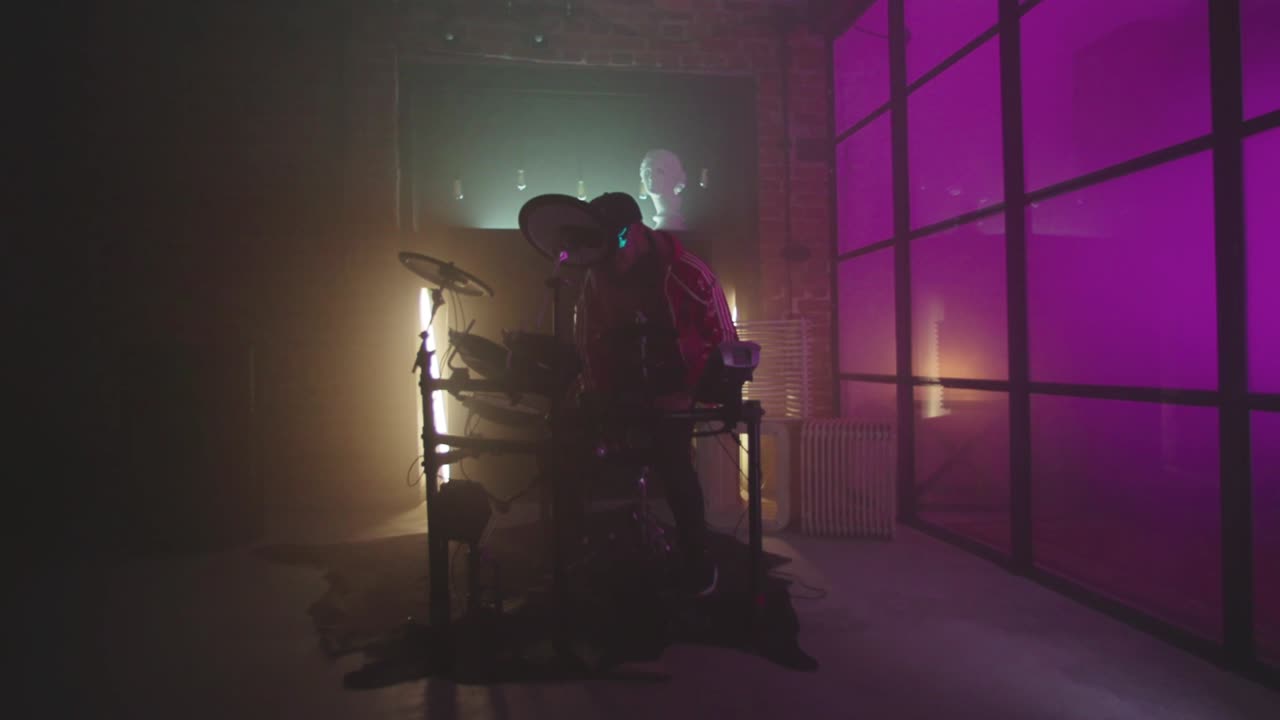 baterista futurista con luces de neón