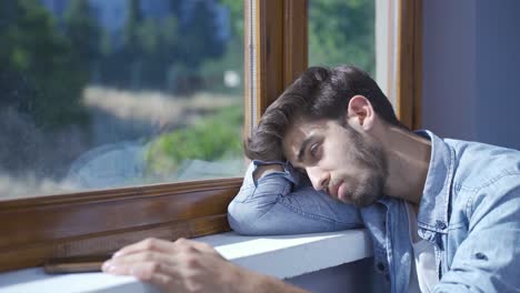 el hombre que envía mensajes de texto por teléfono rompe con su novia.