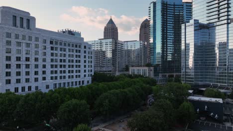 enfoque aéreo hacia rascacielos en el área del centro de atlanta
