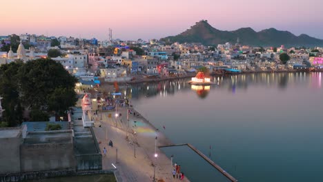 Pushkar-Es-Una-Ciudad-En-El-Distrito-De-Ajmer-En-El-Estado-Indio-De-Rajasthan.-Es-Un-Lugar-De-Peregrinación-Para-Hindúes-Y-Sikhs.-Pushkar-Tiene-Muchos-Templos.-Rajastán-India.