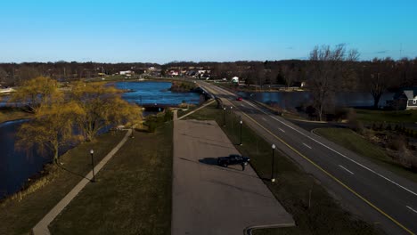 Der-Parkplatz-Entlang-Des-Damms-In-Muskegon