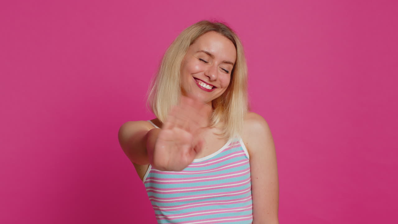 Donna felice che sorride, che agita amichevolmente le mani, che fa un gesto, che saluta o saluta, che invita a una riunione.