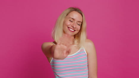 mujer feliz sonriendo amistosamente agitando las manos haciendo gestos saludos saludos o despedida invitación a una reunión