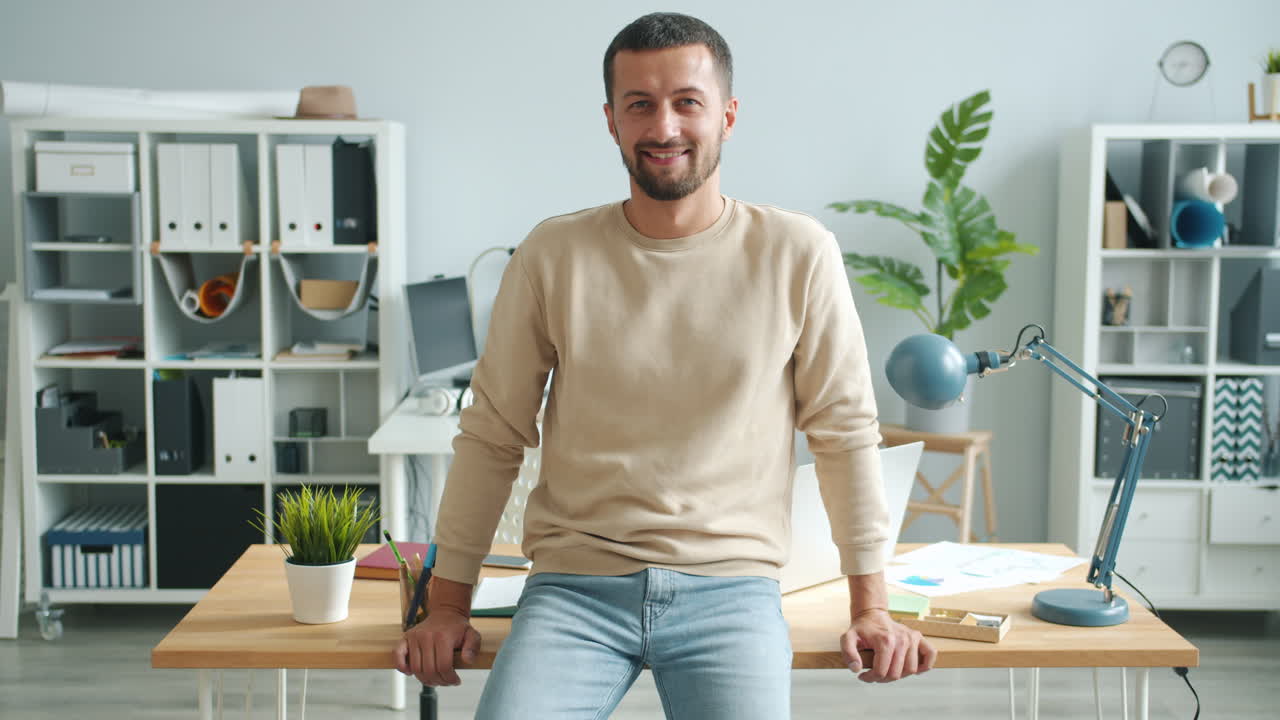 hombre sonriente en la oficina moderna