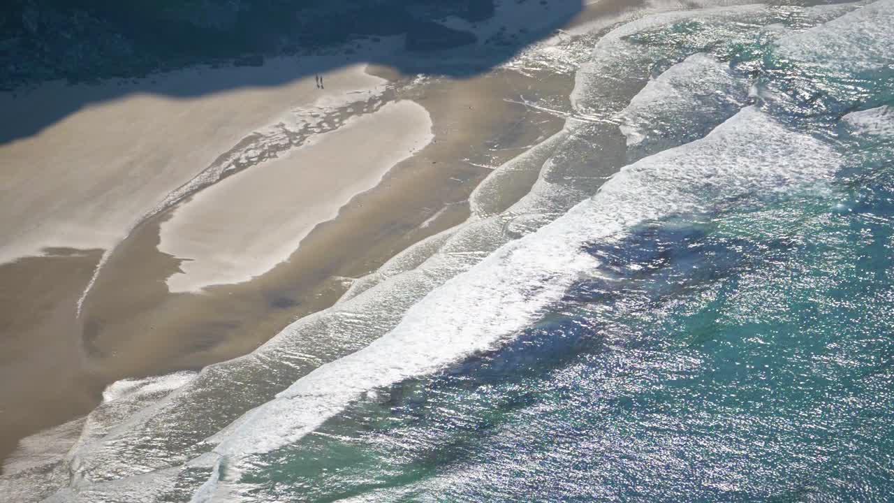 hermosa vista de la playa de kvalvika en lofoten, noruega, mirando hacia abajo desde la montaña ryten