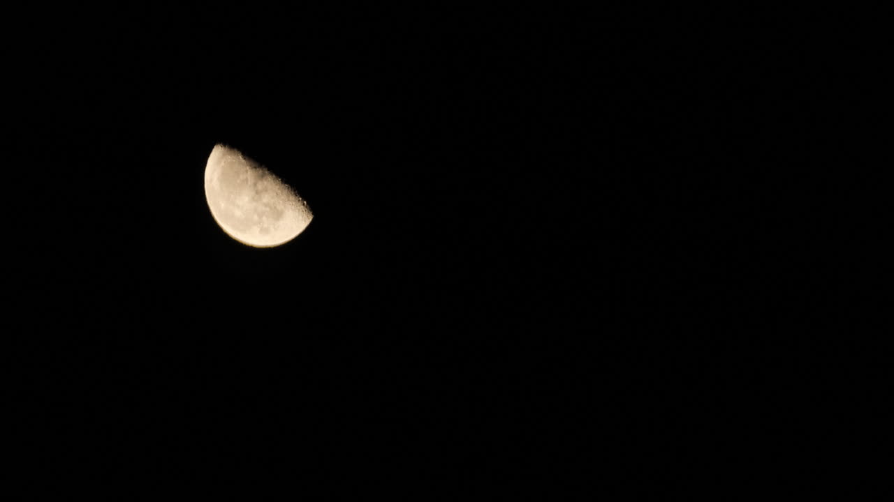 Timelapse della Luna all'ultimo quarto che viaggia in un arco attraverso il cielo notturno.