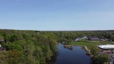 Rockford-Michigan-Imágenes-Aéreas-De-Aviones-No-Tripulados-Lago