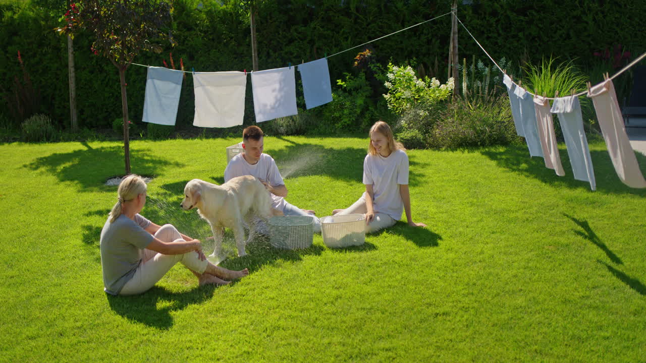 정원에서 가족 놀이