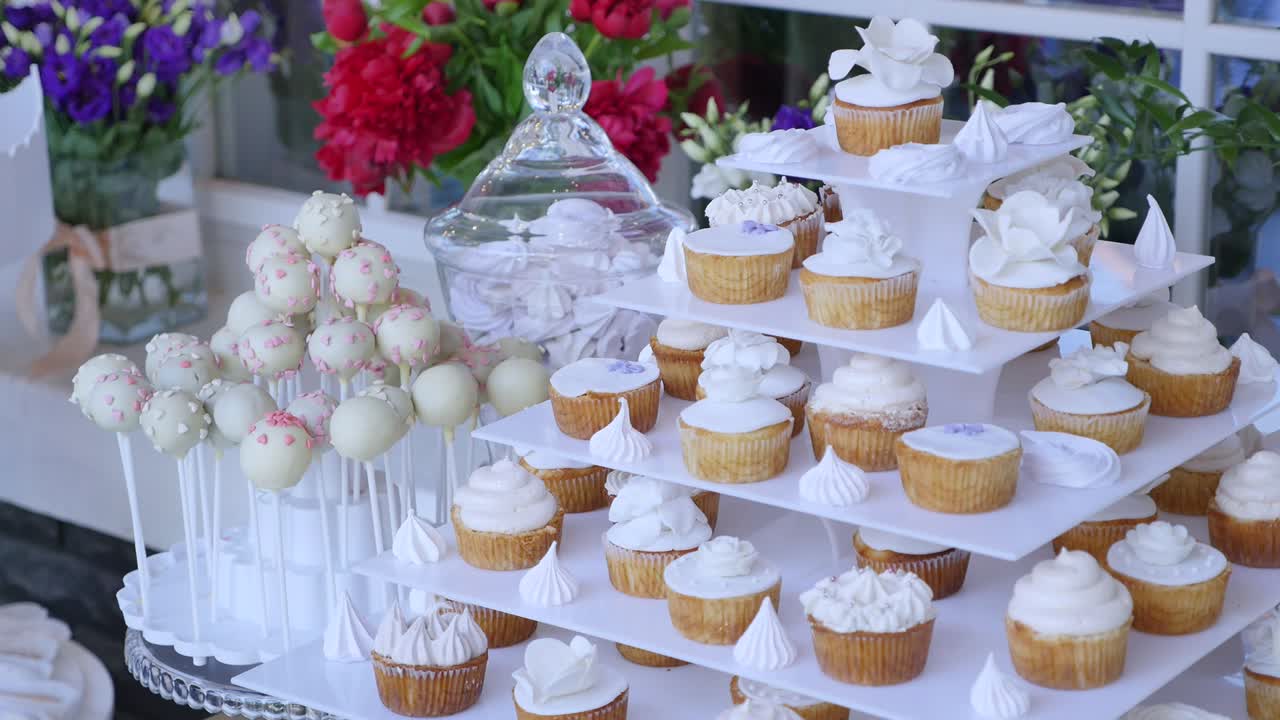 맛있는 웨딩 리셉션 사탕 바 디저트 테이블