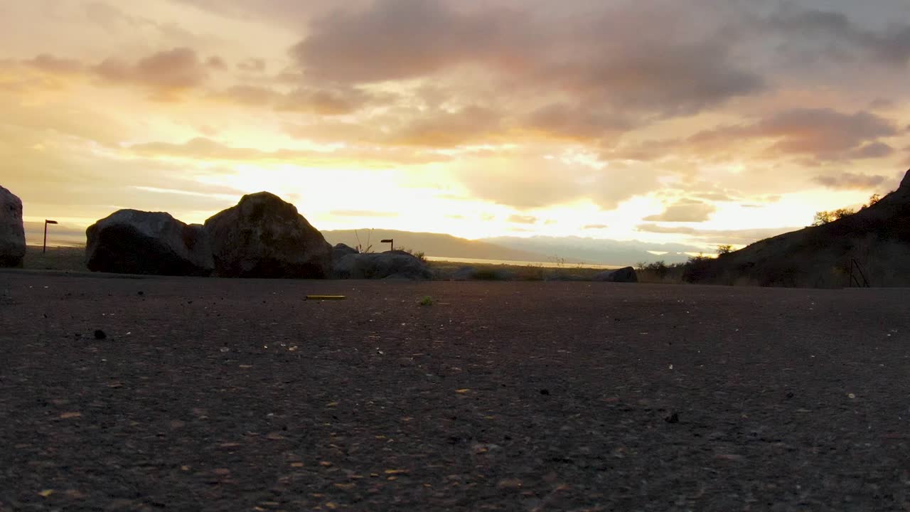 un avión despega con gracia desde el medio de un parque durante la puesta de sol, con el pintoresco cañón de pizarra en provo, utah, como telón de fondo impresionante