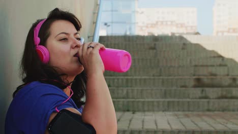 Mujer-Cansada-Bebiendo-Agua-Después-De-Un-Duro-Entrenamiento