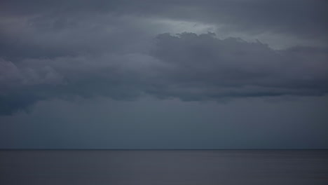 Dunkle,-Depressive-Wolkenlandschaft-Und-Regen-über-Dem-Grauen-Meer-Im-Zeitraffer