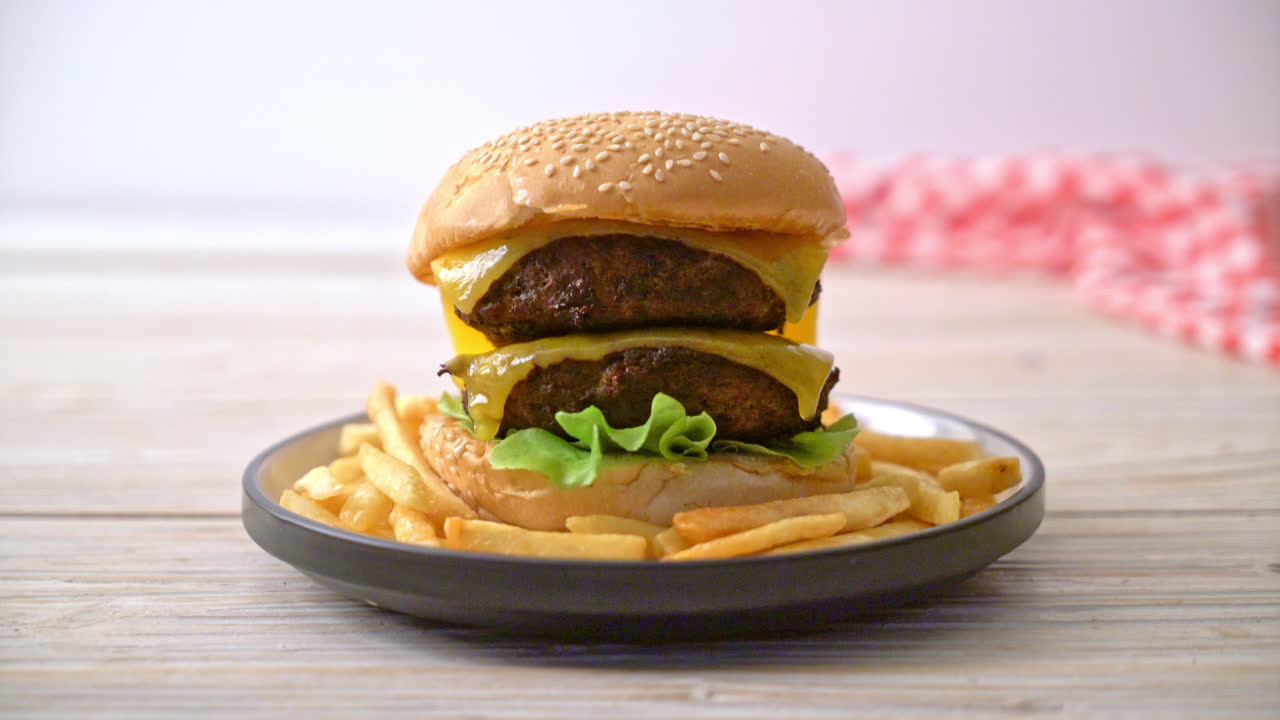 hamburguesa o hamburguesa de carne con queso y papas fritas - estilo de comida no saludable