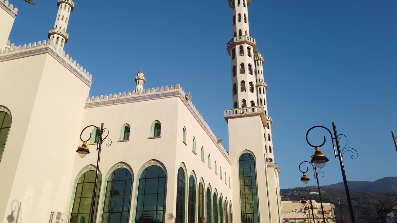 Vista externa da mesquita Al-Kawthar, Argélia, província de Blida