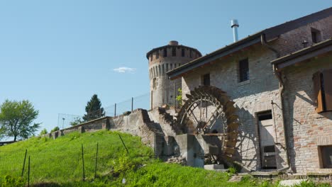 viejo molino en un castillo de piedra en soncino, italia