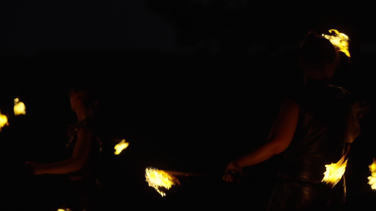 밤의 포이 화재 공연