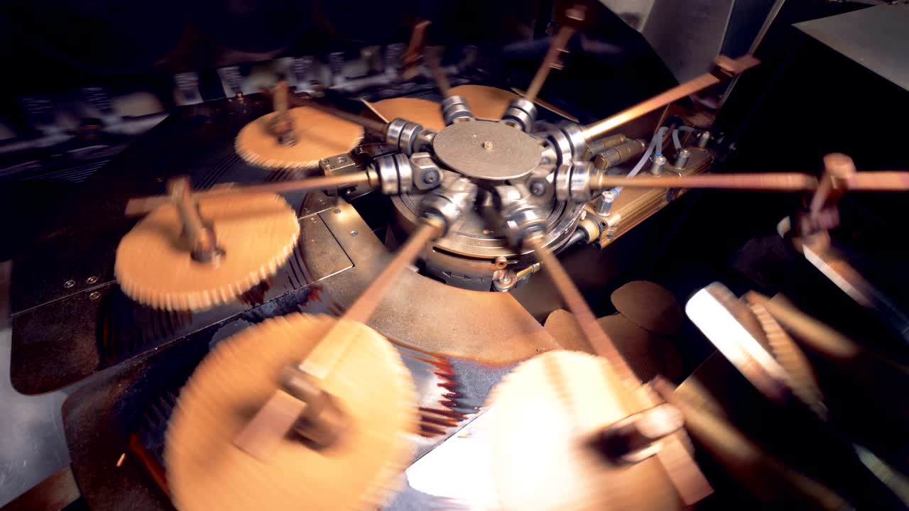 Round waffle layers are being transported by a rotary conveyor