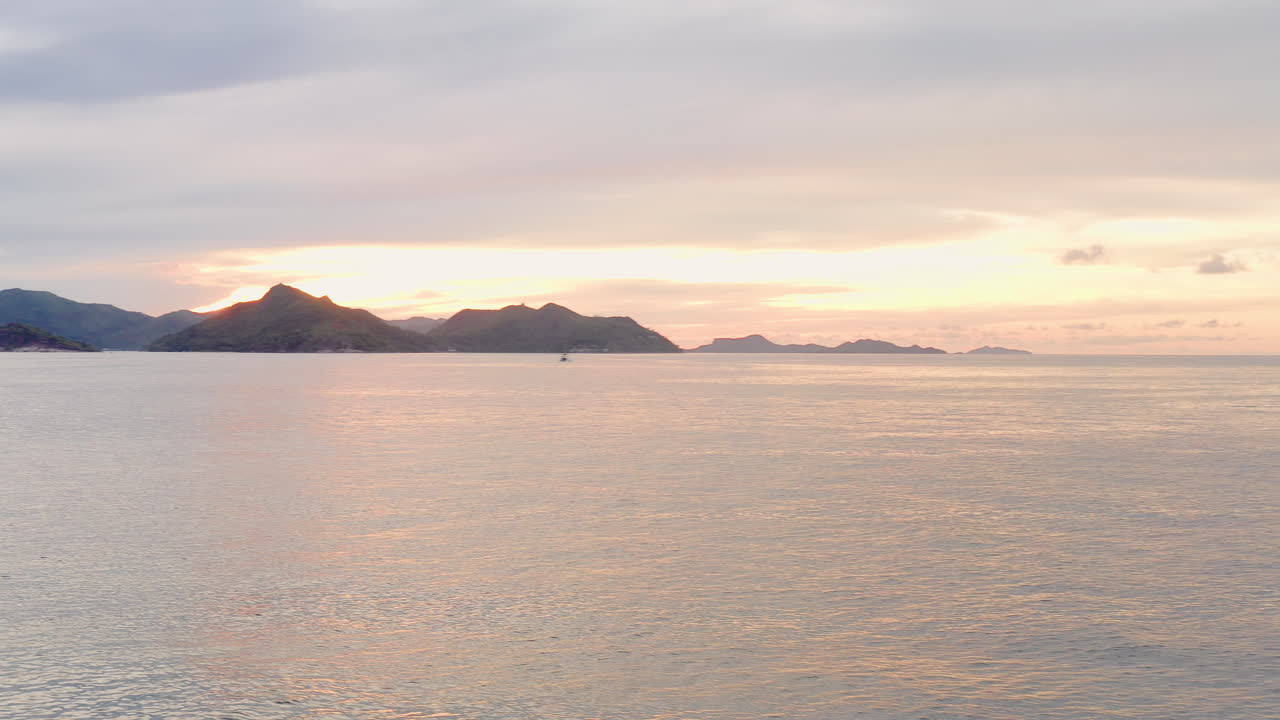 드론 촬영은 무한한 물과 하늘을 가진 꿈 같은 광활한 풍경을 보여줍니다.